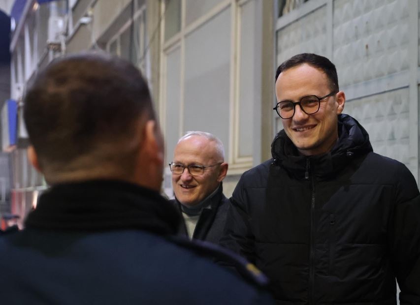 Kryetari i Gjilanit viziton policinë, zjarrfikësit dhe stafin e QKMF-së në natën e Vitit të Ri