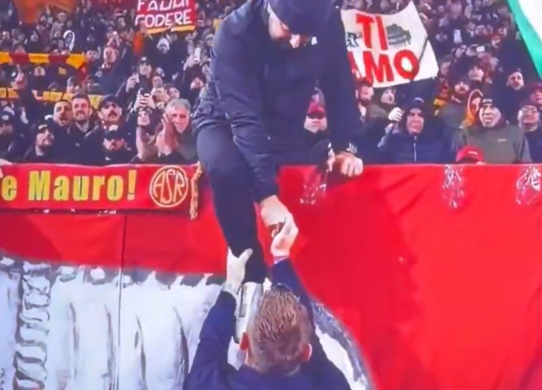 De Rossi shtrëngon duart ngrohtësisht me tifozët e Romës