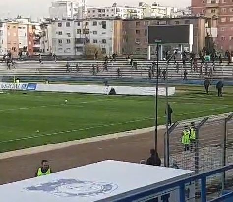 Tifozeritë e Tiranës dhe Elbasanit tentojnë të përplasen, ndërhyn policia