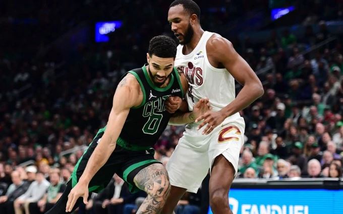 Boston fiton duelin e kreut ndaj Clevelandit
