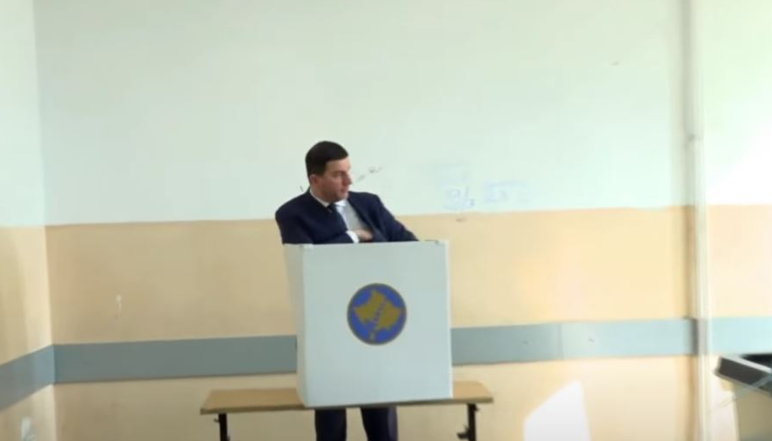 I shoqëruar nga bashkëshortja, voton Memli Krasniqi