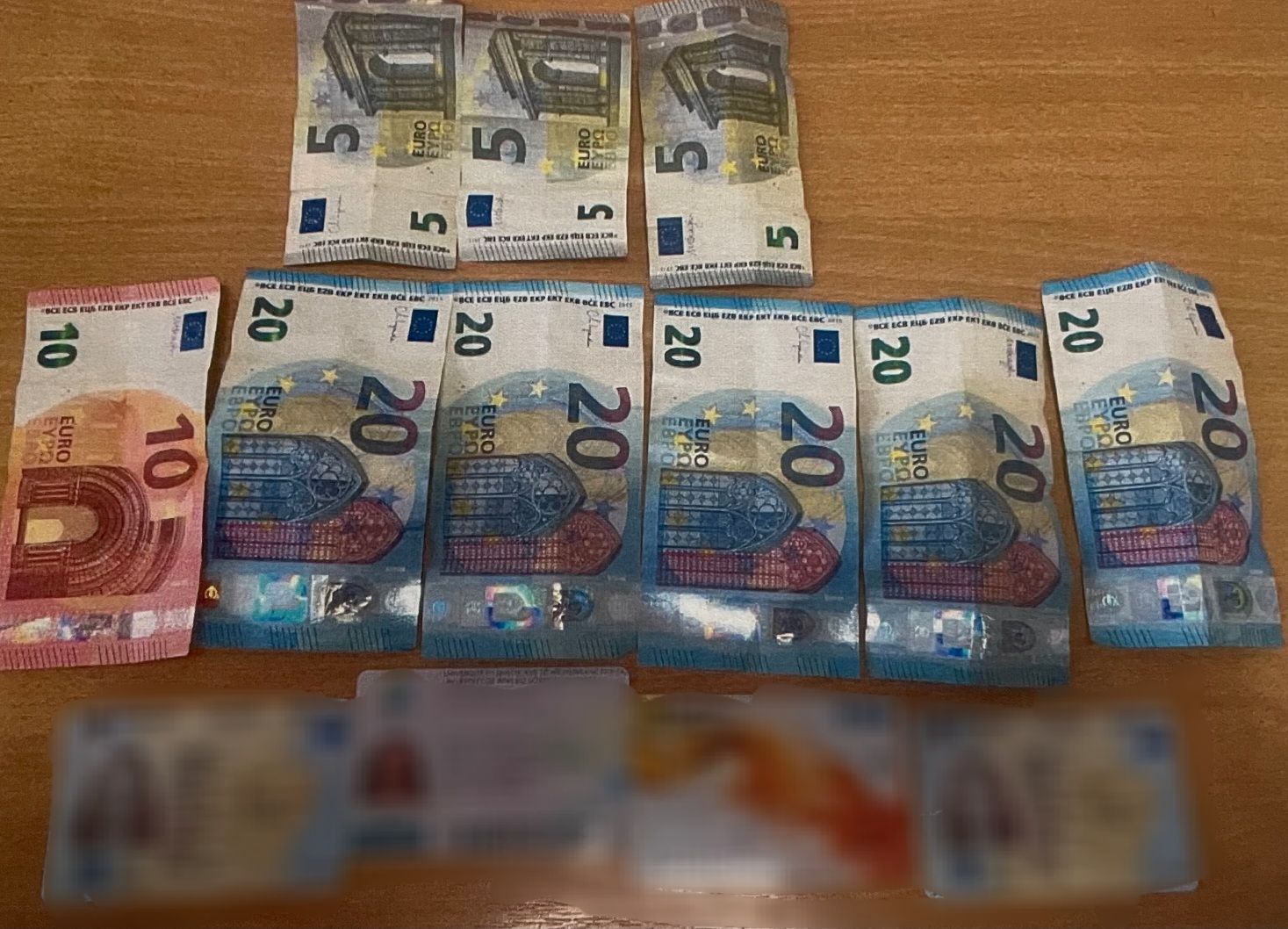 Një zyrtare policore e dorëzon portofolin e gjetur me 125 Euro