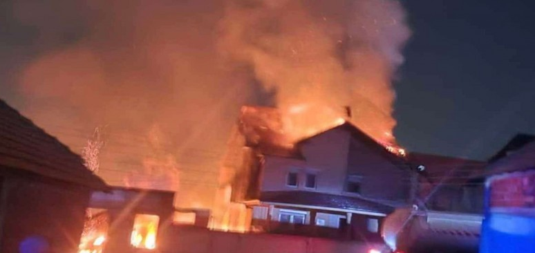 Kaplohen nga zjarri një punëtori e mobileve dhe një shtëpi në Ferizaj