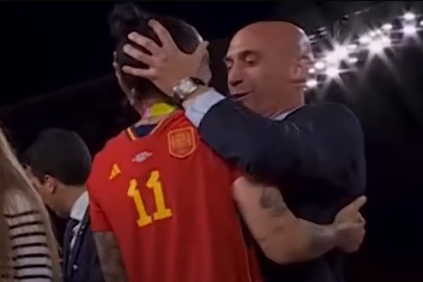 ​Rubiales këmbëngul se puthja me Hermoson ishte konsensuale