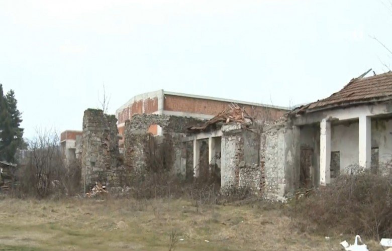 Banorët e Ponoshecit kërkojnë nga komuna që t`i rrënojë objektet e vjetra