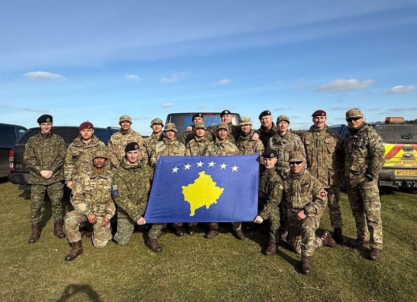 Ushtarët e FSK-së shfaqen me flamur të Kosovës në Mbretërinë e Bashkuar: Gati ta nisin trajnimin e ukrainasve