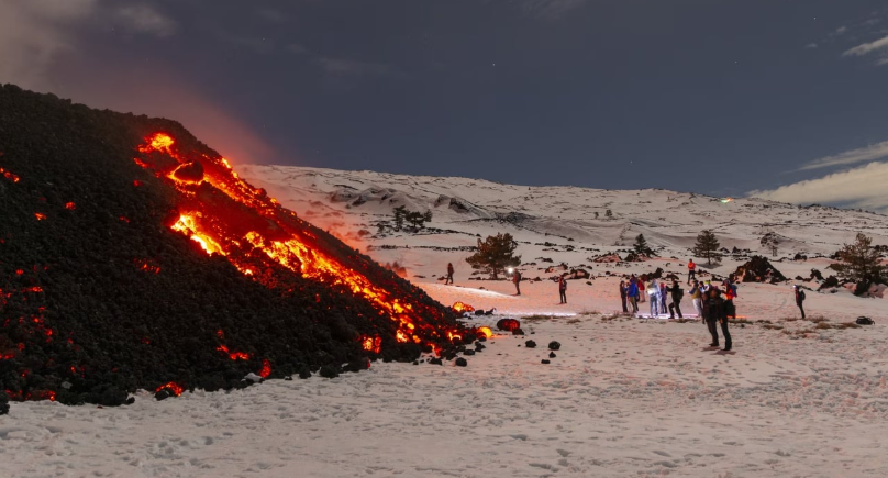 Shpërthimi i vullkanit Etna, turistët dynden për ta parë nga afër/ Autoritetet bëjnë thirrje: Po na pengoni të ndihmojmë njerëzit