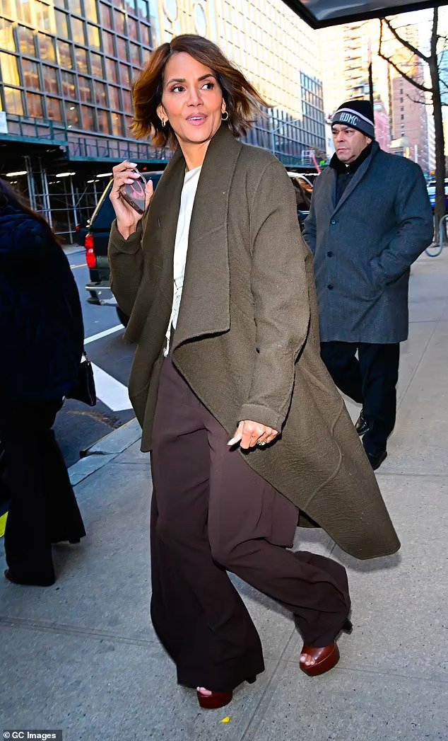 Halle Berry kalon pa probleme nga look-u elegant i ditës, në fustan seksi të mbrëmjes teksa shijon takimin me Van Hunt