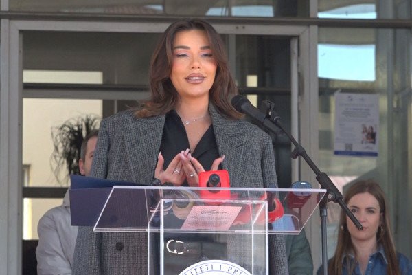 ​Inaugurohet “Laboratori i gazetarisë mobile UPpodcast”, financuar nga kjo këngëtare