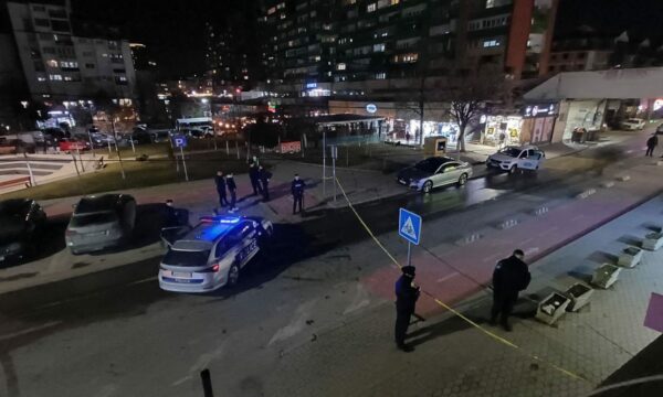 Plagosja me armë zjarri mbrëmë në Prishtinë, dy të dyshuarit ikën nga vendi i ngjarjes