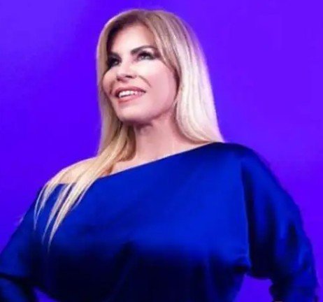 Pamje: Manjola Nallbani rrëzohet në koncertin e Vitit të Ri, lëndon këmbën