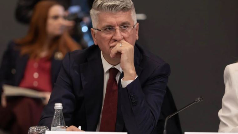 Satira e Gjekmarkajt: Nga mali me shporta i Nikos te kamioni që i jepte vetë Ulsiu; arka me verë, dengje sallami, bidona me ullinj…