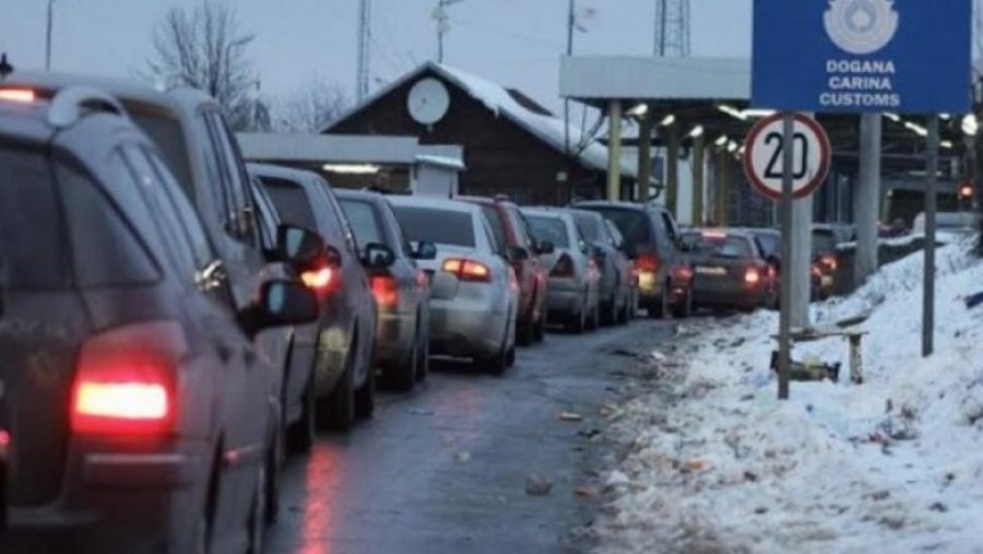 Gjendja në pikat kufitare: Deri në tri orë pritje në Merdarë, një orë e gjysmë te Dheu i Bardhë