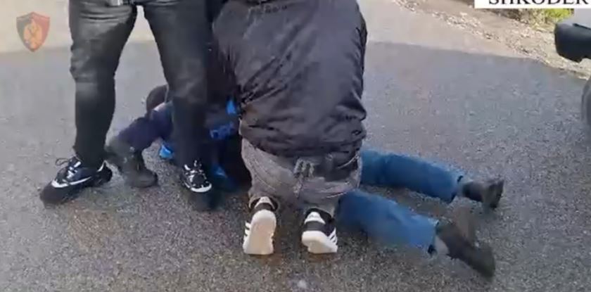 Qarkullonte me kallashnikov dhe thikë me vete, arrestohet 56-vjeçari i rrezikshëm në Shkodër