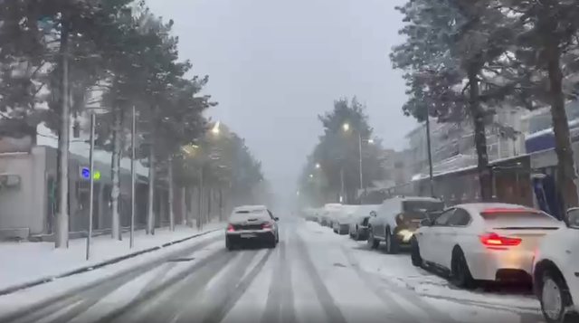 Kukësi nën ‘pushtetin’ e dëborës, qyteti zgjohet me stuhi të forta, temperatura nën zero e pa energji elektrike