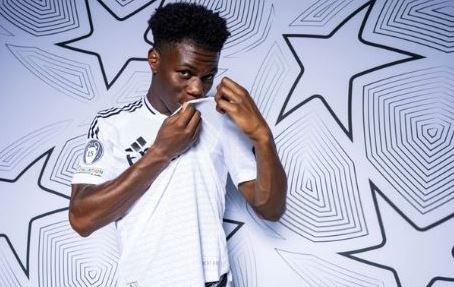 Manchester City shpreh interesim për Tchouamenin 