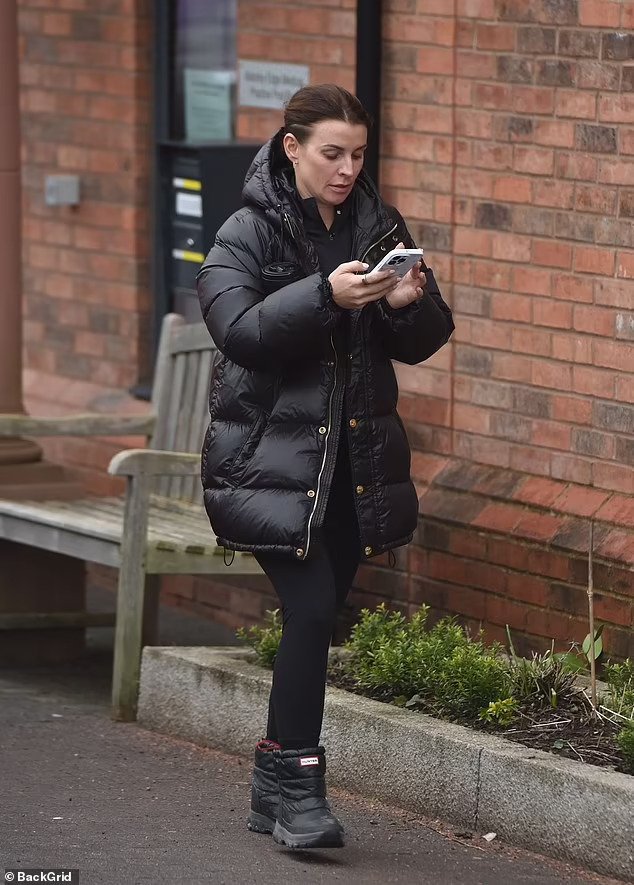 Coleen Rooney joshëse me një pallto të zezë teksa largohet nga klasa Pilates 