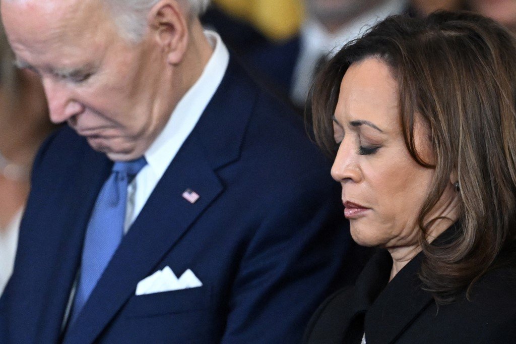 Biden dhe Harris përshëndeten pas largimit nga detyra