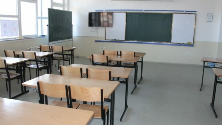 Mungesa e psikologëve dhe e pedagogëve në shkolla, ekspertët fajësojnë komunat