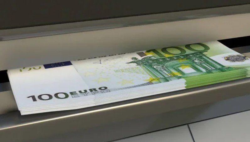 Qytetarët e Kosovës të zhytur në borxhe nëpër banka