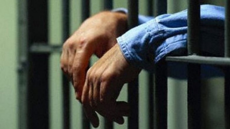 “E goditi me thikë disa herë në pjesën abdominale pas mosmarrëveshjes në trafik”, paraburgim ndaj dy personave në Ferizaj