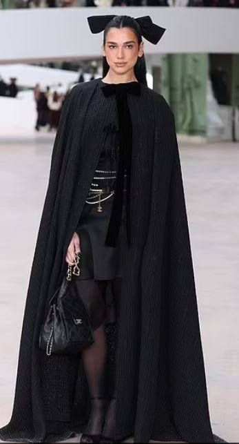 Dua Lipa me veshje dy-pjesëshe gjatë shfaqjes së Chanel në Paris
