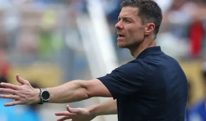 Xabi Alonso do sistem me 3 qendërmbrojtës