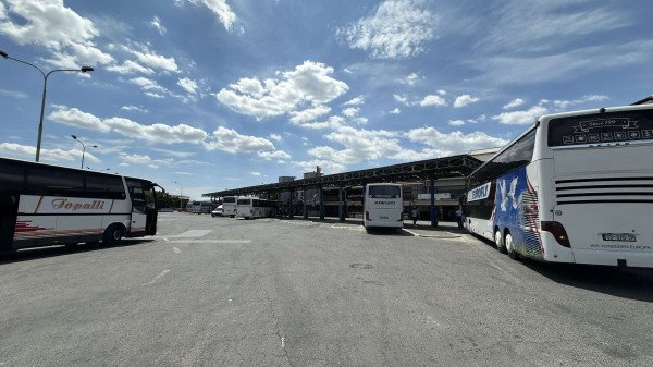 ​Protestojnë kompanitë e autobusëve, paralajmërojnë grevë e bojkotim të Stacionit të Autobusëve