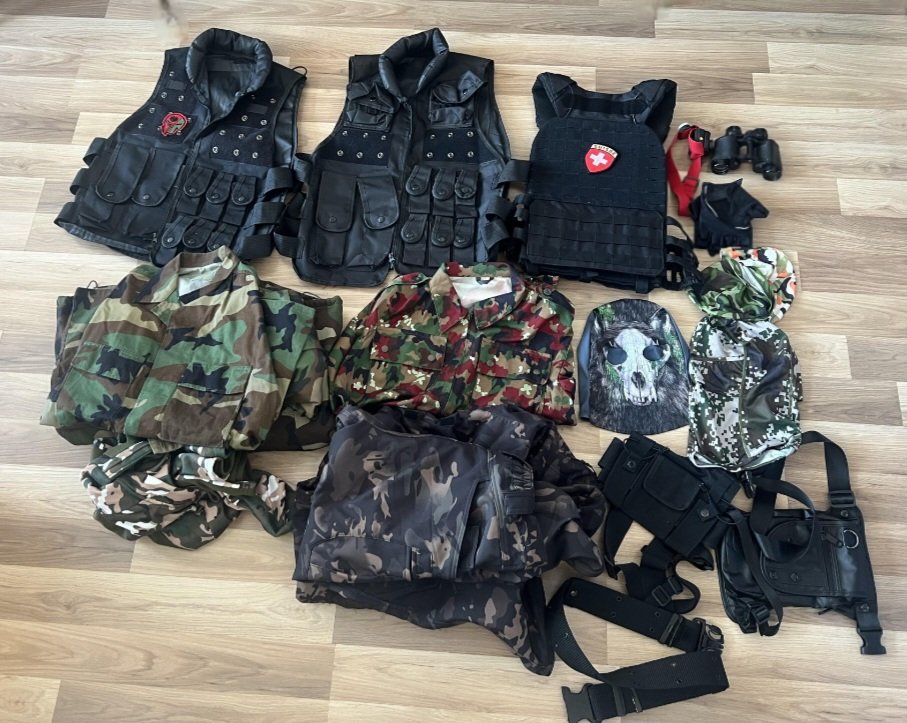 U pa në foto me armë, policia e arreston të dyshuarin në Shtime, i gjenden dy uniforma ushtarake 