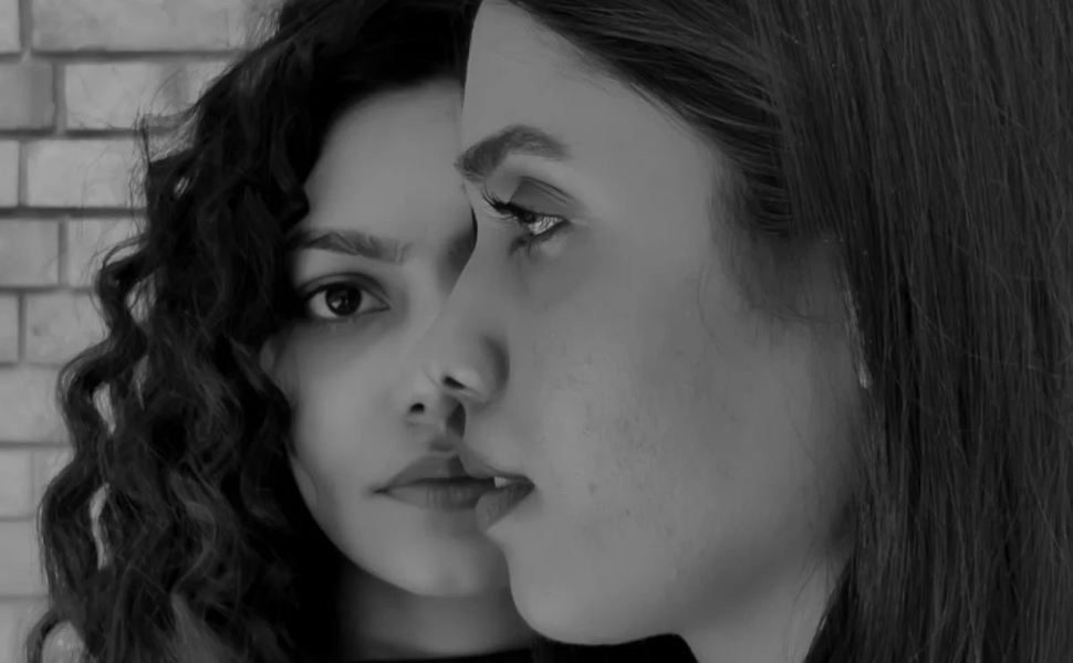 Në këpucët e tjetrit: Kur ndjeshmëria na ndikon më shumë se duhet