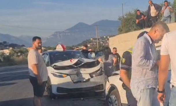 Përplasje ‘kokë më kokë’ mes dy makinave, plagosen disa persona, dyshohet se…