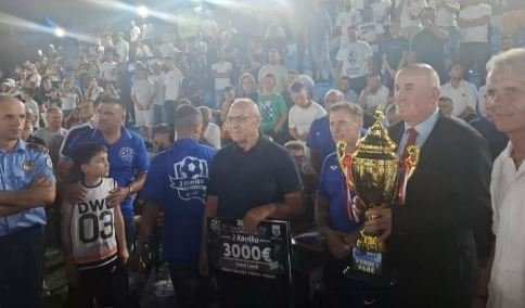 Agim Ademi dorëzon trofeun dhe çmimin prej 3000 eurosh