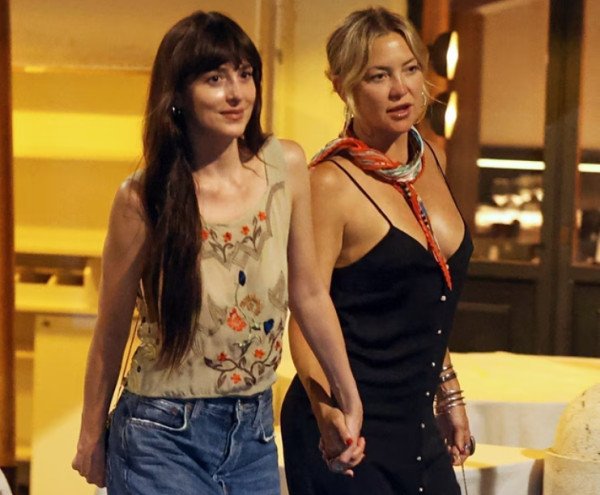 ​Dakota Johnson në një “udhëtim vajzash” me Kate Hudson pas ndarjes me Chris Martin
