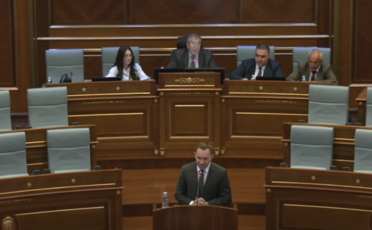 Zogaj i ashpër nga foltorja: Mos e shkelni Kushtetutën
