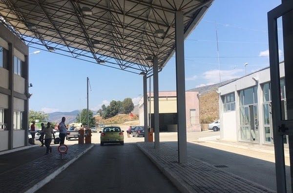 13 doganierë grekë në pranga për korrupsion – bllokohet qarkullimi në Qafë Botë