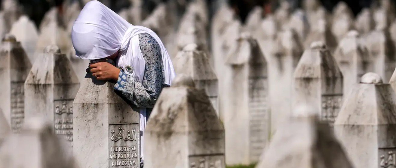 Si paraqitet gjenocidi në Srebrenicë në librat në Serbi?