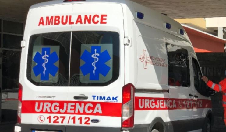 28-vjeçari belg humb kontrollin e makinës dhe përplaset me barrierat, dyshohet se ishte në gjendje të dehur