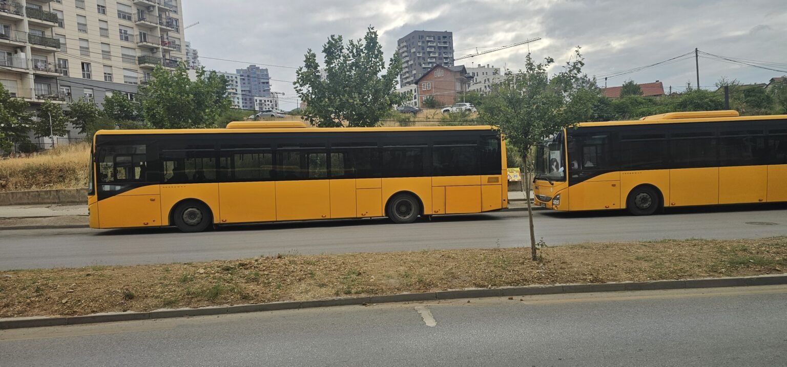 Autobusët e trafikut urban nuk respektojnë orarin e nisjes, qytetarët të revoltuar 