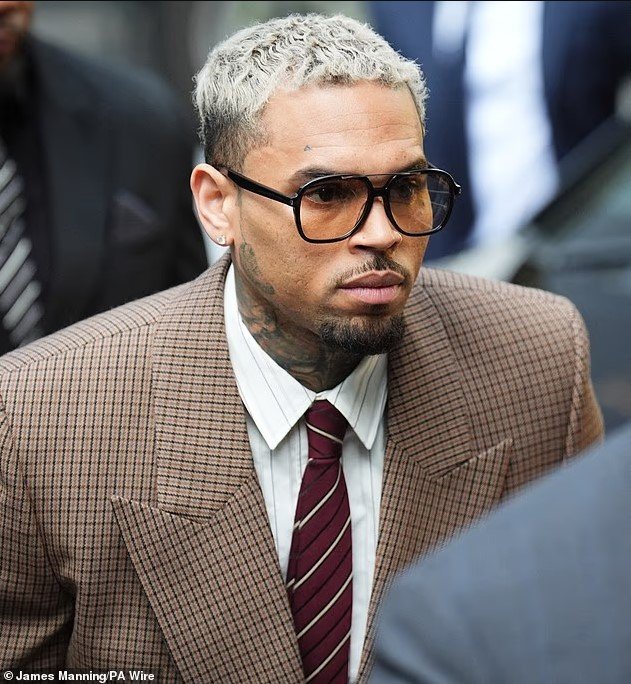 Chris Brown mohon akuzat e mëtejshme për sulmin e dyshuar me shishe në një klub privat në Mayfair