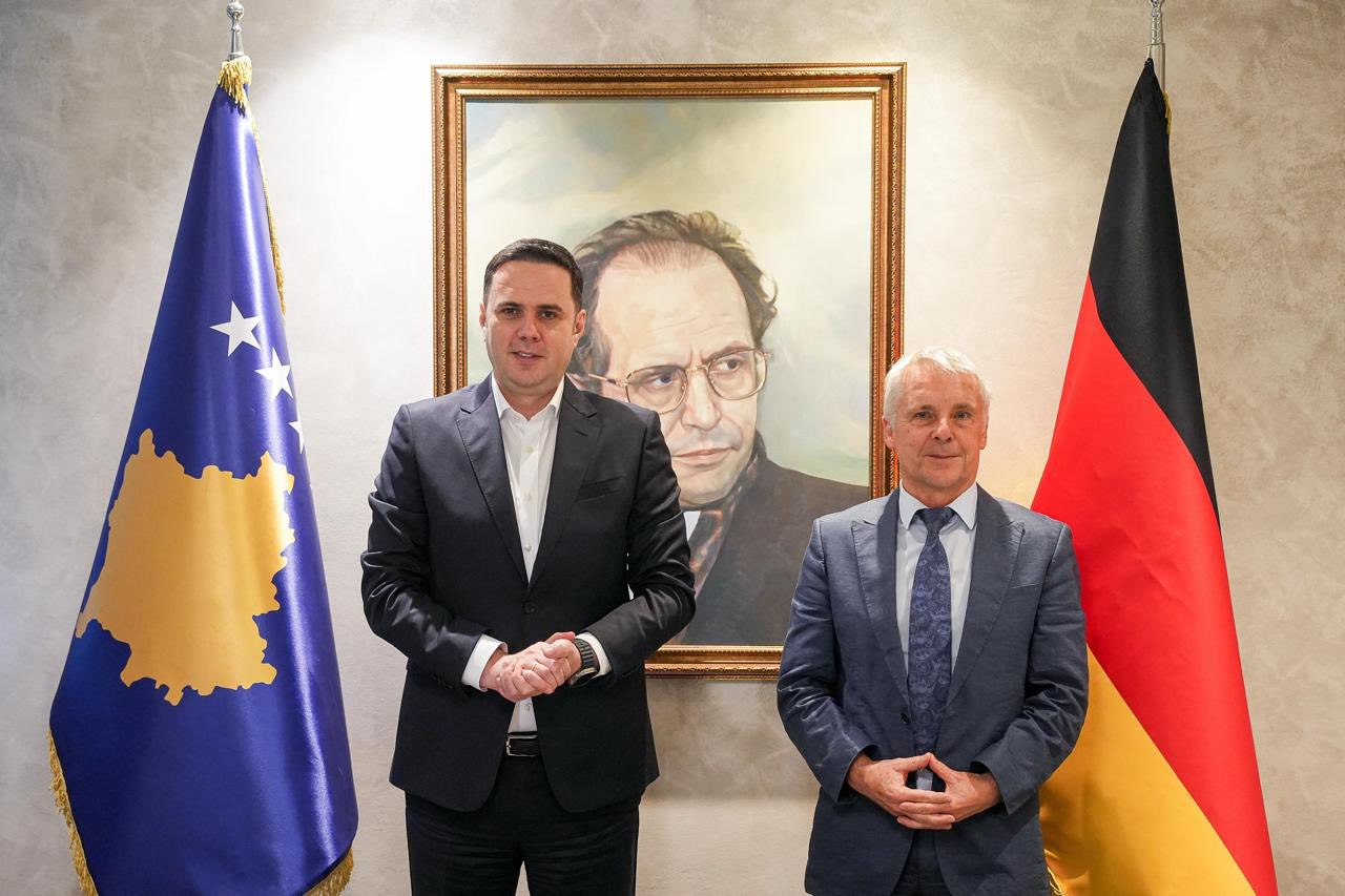 Abdixhiku takon ambasadorin gjerman, flasin për domosdoshmërinë e formimit të institucioneve