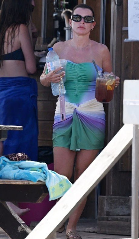 Coleen Rooney relaksohet në diellin e Algarves, Wayne zgjedh një natë me shoqërinë