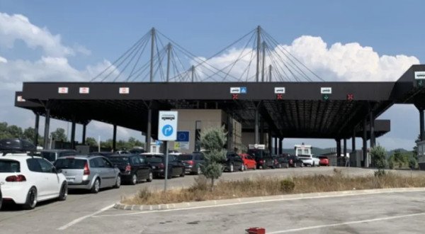 Mbi një orë pritje në pikën kufitare 