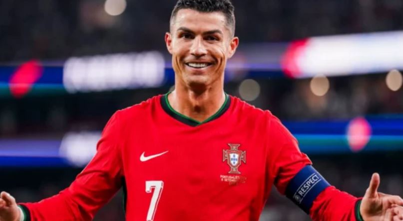 Ish legjenda e United mendon se Ronaldo është dashur të luajë në City