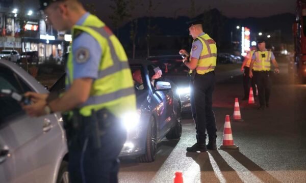 Për katër ditë policia e trafikut në Gjakovë i kap 63 shoferë duke vozitur nën ndikim të alkoolit – detaje