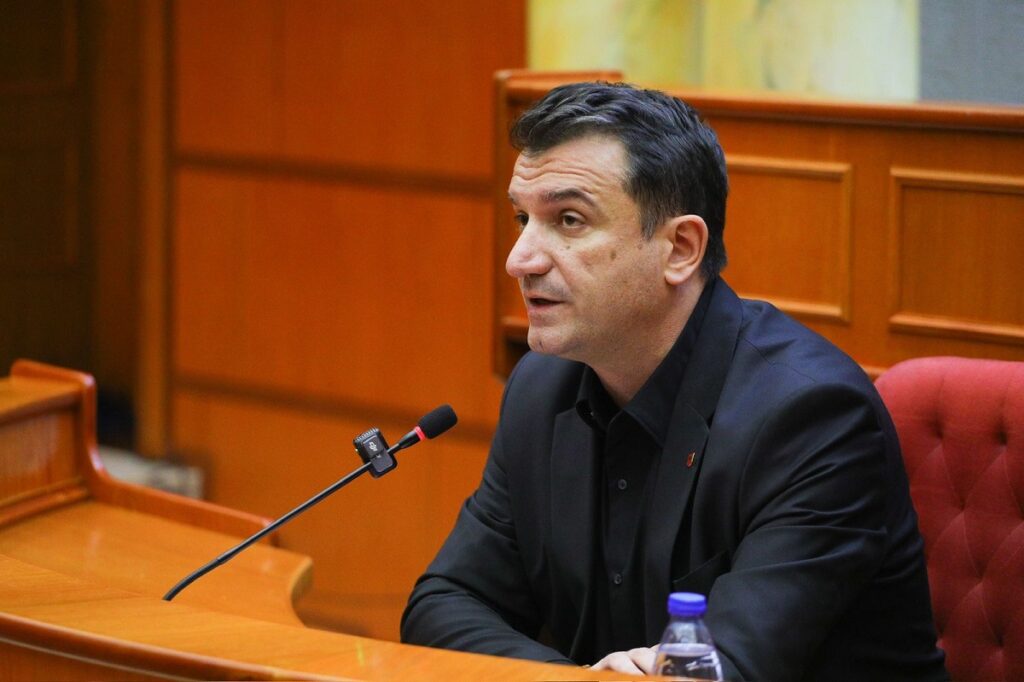 “Dëgjova Erionin që po qante”, dëshmia e gardianit që i dha telefonin Veliajt: Zbulon çfarë bisedoi