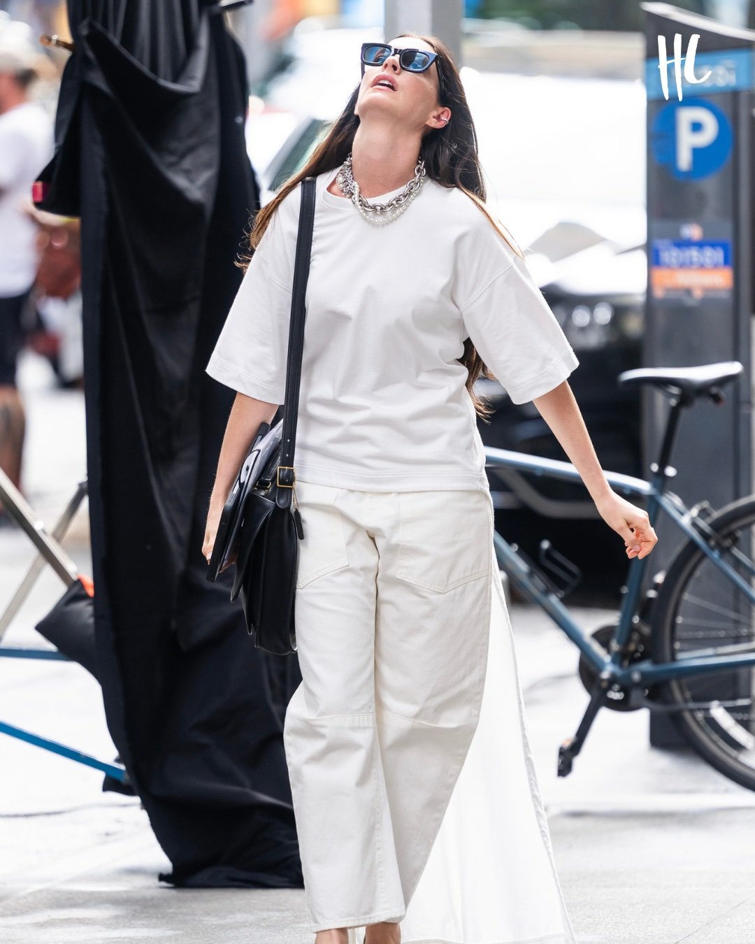 Anne Hathaway shfaqet e veshur me të bardha në xhirimet e 