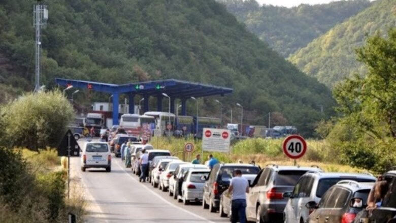 Dheu i Bardhë vazhdon të mbetet pika kufitare më e ngarkuar, qytetarët po presin deri në një orë