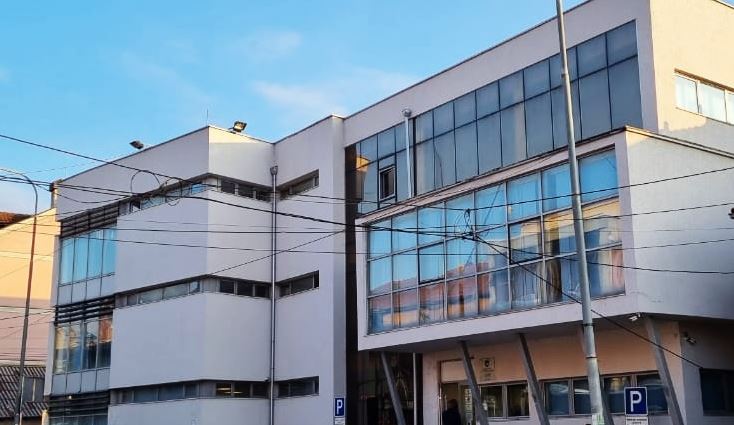 Aktakuzë ndaj një personi për shitblerje të narkotikëve në Suharekë, iu gjet drogë në veturë e në shtëpi
