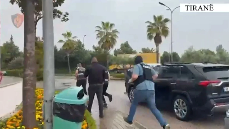“Banda” e trafikimit të armëve, gjykata e Tiranës merr vendimin për 8 të arrestuarit