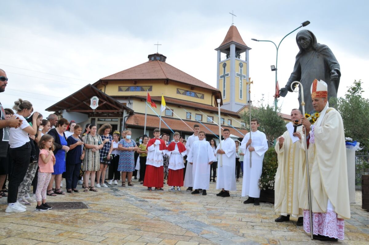 Ipeshkvi i Dioqesës së Sapës: Mos e shkatërroni familjen, jo egërsi e urrejtje, durim dhe mirësi